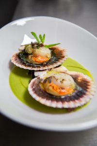 Zamburiñas con crema de guisantes